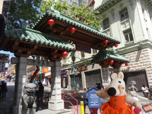 Mausi s’apprête à entrer dans Chinatown.