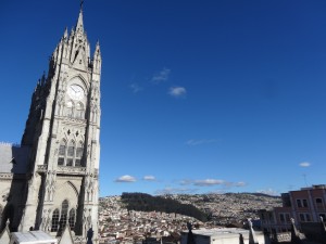 La basilique del Sagrado Voto National surplombe le quartier historique de Quito.