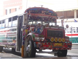 Pour se déplacer dans Panama, on peut emprunter ces bus psychédéliques.