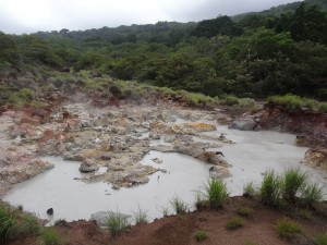 Des eaux sulfureuses bouillonnantes, témoins de l'activité volcanique de la région.