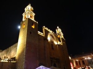 L'église de Mérida sous la pleine lune.