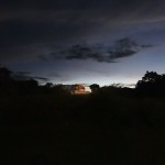 Les premières ruines de Chichen Itzá dans la lumière du crépuscule (et vraisemblablement d'un projecteur).