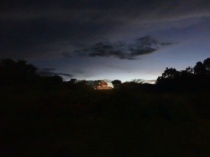 Les premières ruines de Chichen Itzá dans la lumière du crépuscule (et vraisemblablement d'un projecteur).